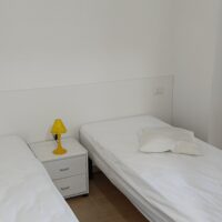 Camera da letto, divano letto, balcone su giardino appartamento vacanze Agropoli