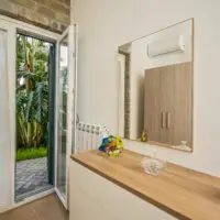 Camera da letto, divano letto, balcone su giardino appartamento vacanze Agropoli