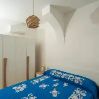 camera da letto, letto matrimoniale, comodino, armadio, sedia appartamento vacanze Agropoli
