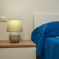 camera da letto, letto matrimoniale, comodino, appartamento vacanze Agropoli
