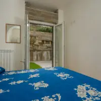 camera da letto con balcone vista giardino appartamento vacanze Agropoli
