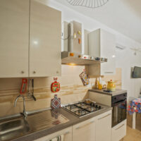 Cucina, forno, tv, lavelli, cappa, fornelli, stoviglie cucina, salotto, living, tavolo balcone appartamento vacanze Agropoli
