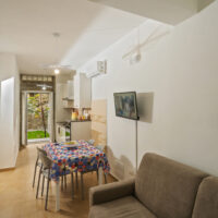 cucina, salotto, living, divano letto, balcone su giardino appartamento vacanze Agropoli
