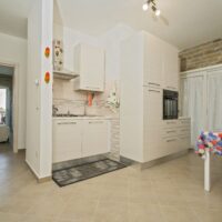 cucina appartamento vacanze Agropoli, tavolo, forno, fornelli, divano letto, tv