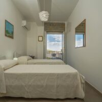 camera da letto, letti singoli appartamento vacanze Agropoli, letti, balcone, panorama