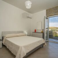 camera da letto appartamento vacanze Agropoli, letti, balcone, panorama