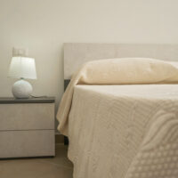 camera da letto appartamento vacanze Agropoli, letto matrimoniale, comodino