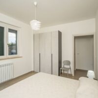 camera da letto appartamento vacanze Agropoli, letto matrimoniale, comodino, armadio ampia finestra